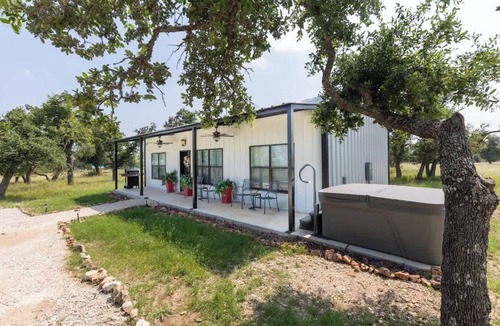 Fredericksburg Cabin | La Casita: Hot-tub & Firepit, 15 min to Fred!