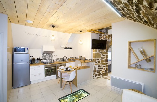 Recoules-Previnquieres Cottage | La Cazette: unusual romantic suite with private spa