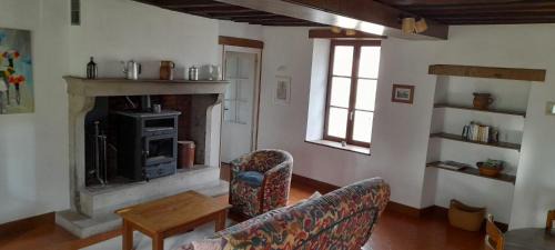 Druyes-les-Belles-Fontaines House | La chaumière