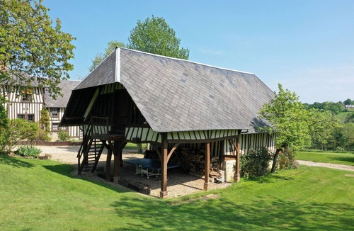 Les Authieux-sur-Calonne House | La Charretterie 🍏 Norman house with large garden