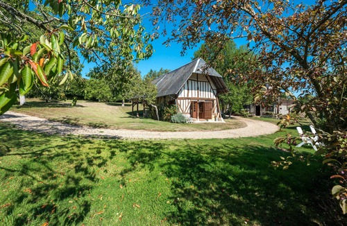 Les Authieux-sur-Calonne House | La Charretterie 🍏 Norman house with large garden
