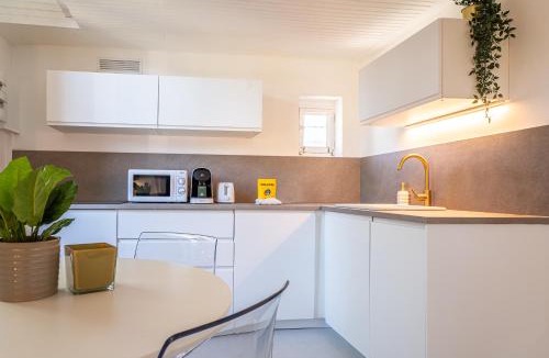 Fabron Apartment | La Chaise Bleue