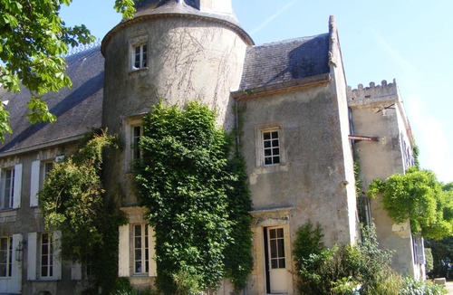 Lugon-et-l'ile-du-Carney Bed & Breakfast | La chambre de la Tour