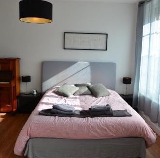 Tilly-sur-Seulles Apartment | La chambre au piano