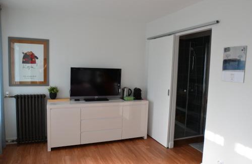 Tilly-sur-Seulles Apartment | La chambre au piano