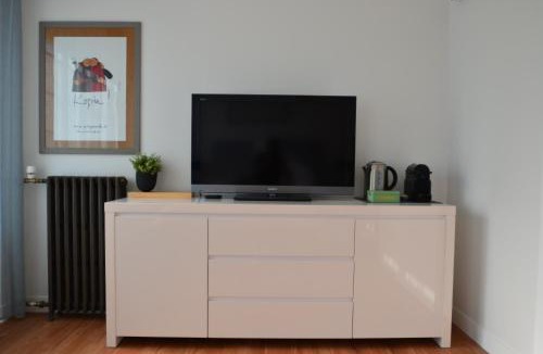 Tilly-sur-Seulles Apartment | La chambre au piano