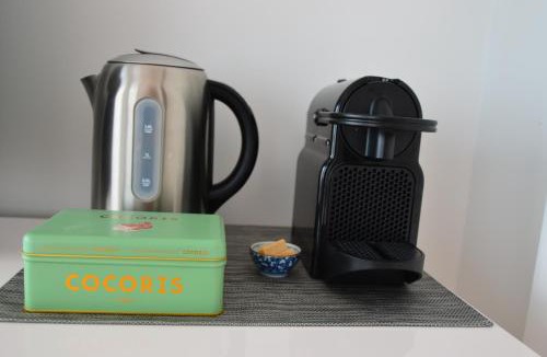 Tilly-sur-Seulles Apartment | La chambre au piano