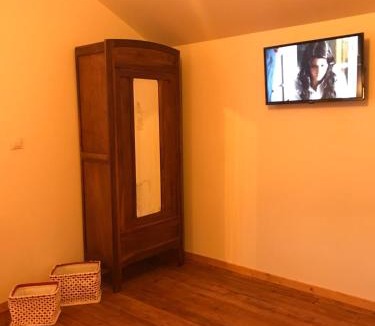 Saint-Dizier House | La chambre aux briques oranges