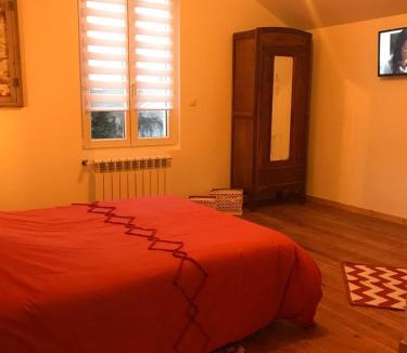 Saint-Dizier House | La chambre aux briques oranges