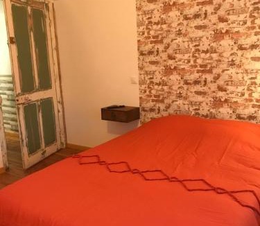 Saint-Dizier House | La chambre aux briques oranges