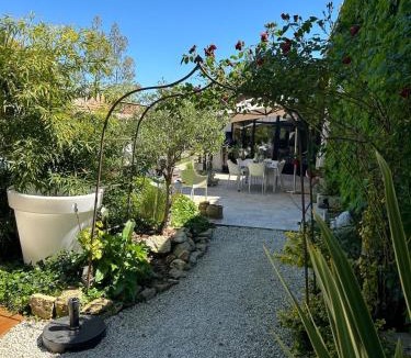 Saint-Laurent-du-Bois Bed & Breakfast | La chambre l'Eucalyptus