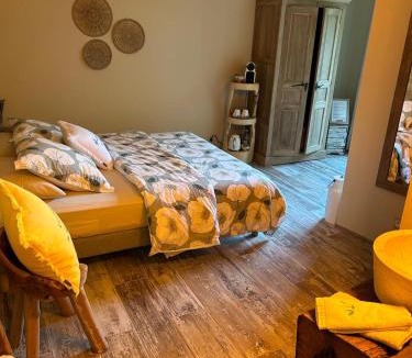 Saint-Laurent-du-Bois Bed & Breakfast | La chambre l'Eucalyptus
