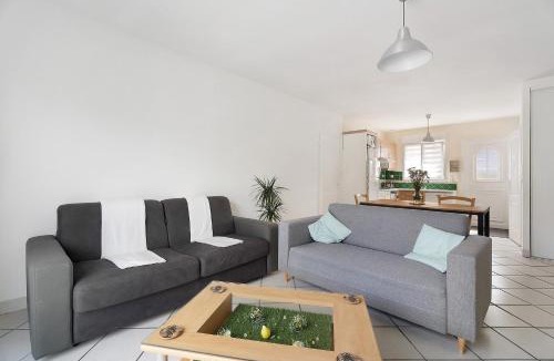 Saint-Meloir-des-Ondes House | La Charmeuse