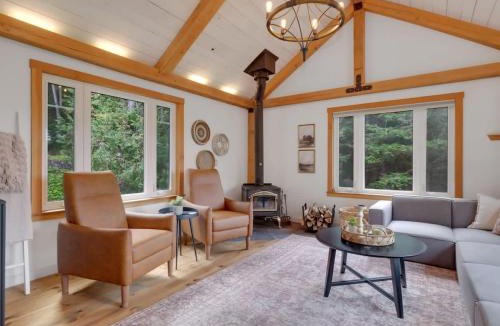 Val-des-Monts House | La Chataigne - Wilderness waterfront escape