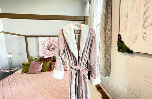 Utica Apartment | La Chateau at 505