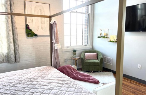 Utica Apartment | La Chateau at 505