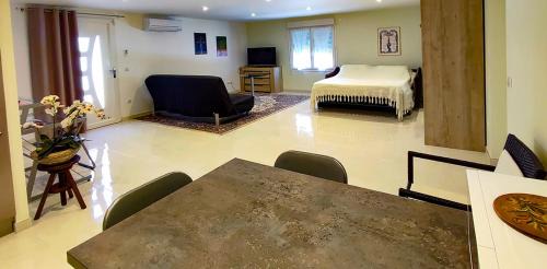 Villeveyrac Apartment | La Cigale - Climatisation - proche mer - Calme