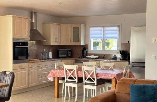 Tour-en-Bessin House | La clé des champs Maison plain pied lumineuse bien équipée, séjour spacieux, belle terrasse aménagée, garage, grand jardin clos, parking, près de Bayeux et Omaha Beach, chiens bienvenus