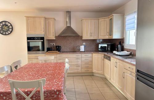 Tour-en-Bessin House | La clé des champs Maison plain pied lumineuse bien équipée, séjour spacieux, belle terrasse aménagée, garage, grand jardin clos, parking, près de Bayeux et Omaha Beach, chiens bienvenus