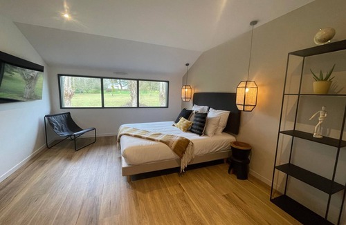 Treillieres Bed & Breakfast | La Clairière Aux Chênes 3: Shared Pool, Wi-Fi, Air Conditioning – Guest Room