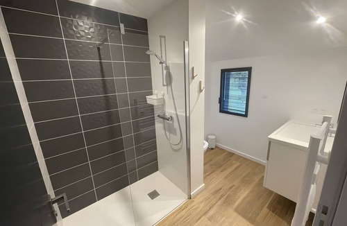 Treillieres Bed & Breakfast | La Clairière Aux Chênes 3: Shared Pool, Wi-Fi, Air Conditioning – Guest Room