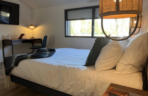 Treillieres Bed & Breakfast | La Clairière Aux Chênes 4 Guest Room with Shared Pool, Wi-Fi, and Air Conditioning