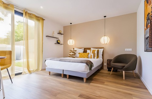 La Menardais Bed & Breakfast | La Clairière Aux Chênes 5 Guest Room with Shared Pool, Wi-Fi, and Air Conditioning