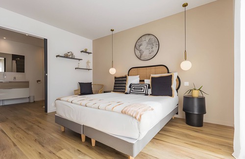 La Menardais Bed & Breakfast | La Clairière Aux Chênes 5 Guest Room with Shared Pool, Wi-Fi, and Air Conditioning