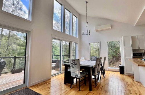 Chertsey Cabin | La Clairière Enchantée, Spa et Bord de L`Eau