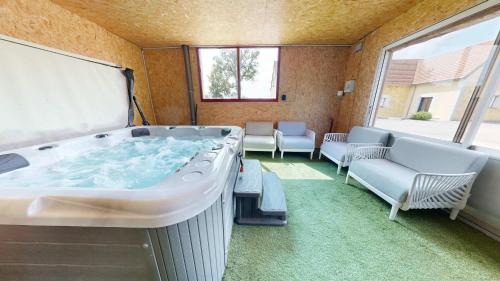 La Haye-Pesnel House | La Clef Decamp Concorde Aérogare 25pers jacuzzi, baby airhockey