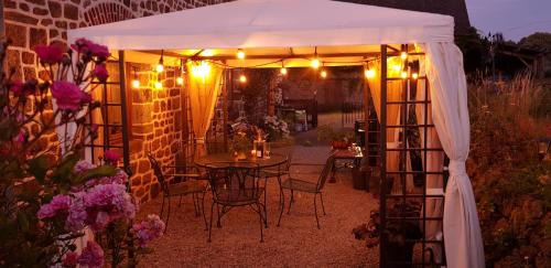 Sainte-Marie-du-Bois Bed & Breakfast | La Cloue