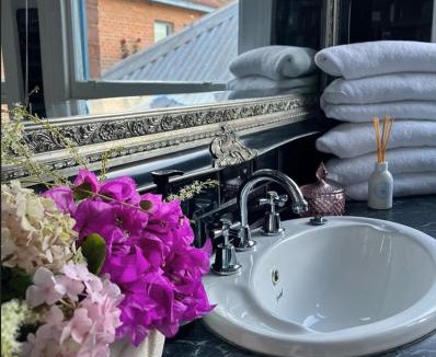 St. Arnaud Hotel | La Cochon Rose Motel