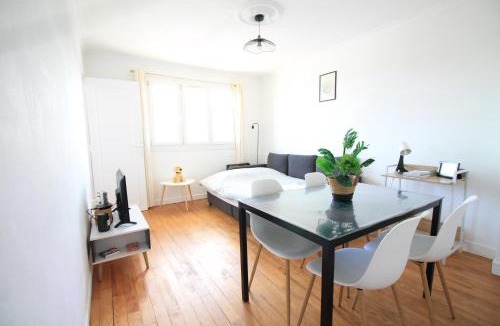 Pont-Hebert Apartment | La Colline - Pont-Hébert - com - Grand Parking gratuit, De 1 à 4 personnes, Tout équipé, Netflix, Amazon Prime Gratuits et Illimités, Matelas Emma, Lave Linge, Vue sur la Vallée, RDC