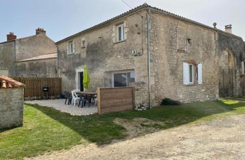 Saint-Etienne-de-Brillouet House | La Commanderie des Templiers Gîte 4 étoiles