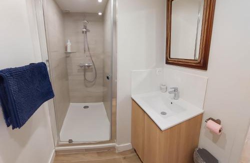 Ouistreham House | La Coquille Séjour en Duo Confort Maisonnette de bourg à Ouistreham - Situation idéale commerces & plage - Wifi et linge inclus