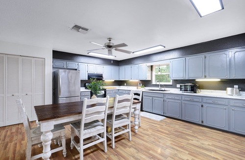 Medina County House | La Coste- A Birdy Vacation Rental
