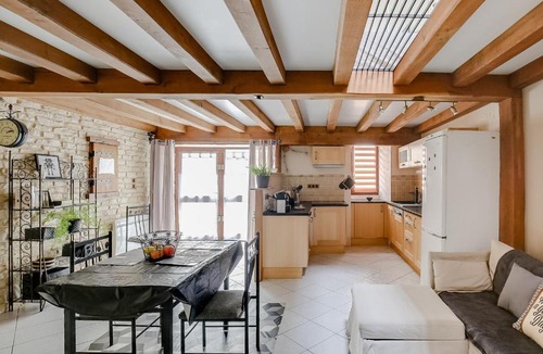 Cremieu Apartment | La cour de Cremieu