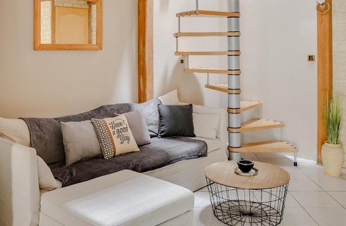 Cremieu Apartment | La cour de Cremieu