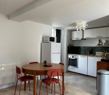 Neuville-aux-Bois Apartment | La cour fleurie