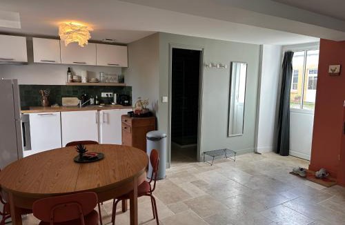 Neuville-aux-Bois Apartment | La cour fleurie