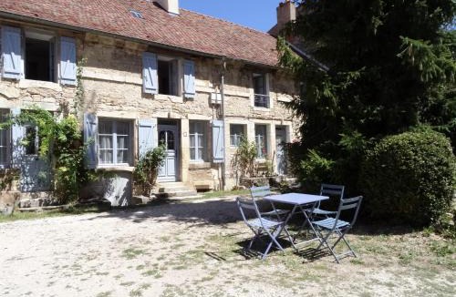 Flavigny-sur-Ozerain House | La Cour
