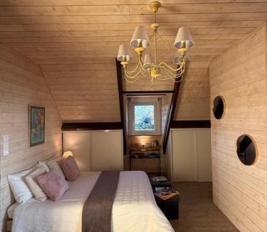 Bonneville-la-Louvet House | La Crinière d'Or Une chambre raffinée pour une parenthèse de douceur en normandie