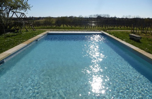 Neac House | LA CURE room, in the heart of the vineyard. Calm, family, restful: happiness !
