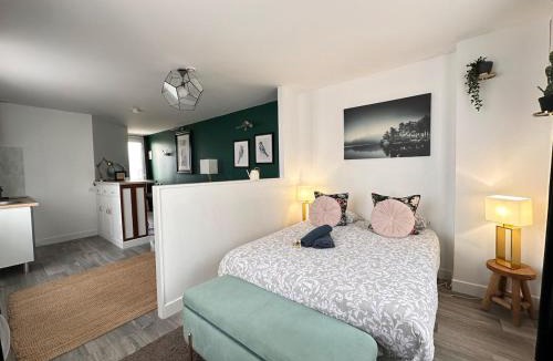 La Celle-sous-Gouzon Apartment | La Deauvillaise avec Terasse, Spa & Sauna