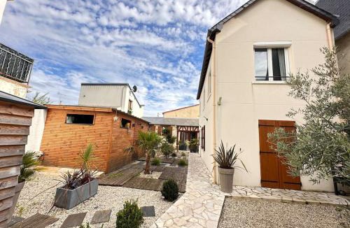 La Celle-sous-Gouzon Apartment | La Deauvillaise avec Terasse, Spa & Sauna