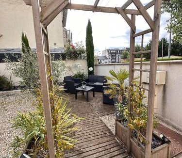 La Celle-sous-Gouzon Apartment | La Deauvillaise avec Terasse, Spa & Sauna