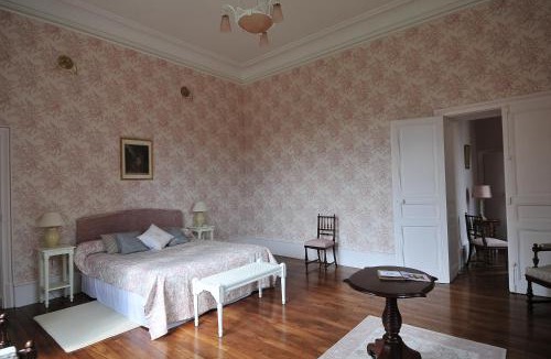 Villeneuve-sur-Allier Bed & Breakfast | La Demeure d'Aglaë