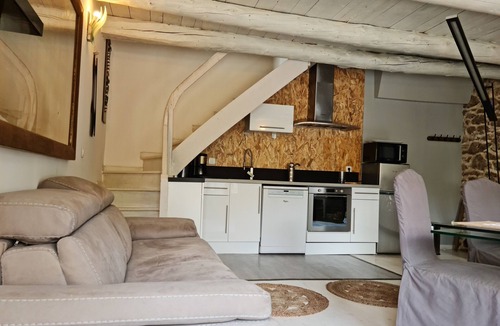 Villeneuve-dʼAllier House | La Demeure des Glycines with Jacuzzi