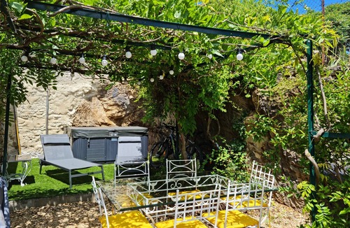 Villeneuve-dʼAllier House | La Demeure des Glycines with Jacuzzi
