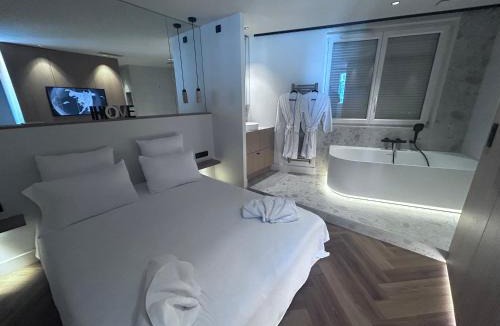 La Demi - Lune Apartment | La Demi Lune